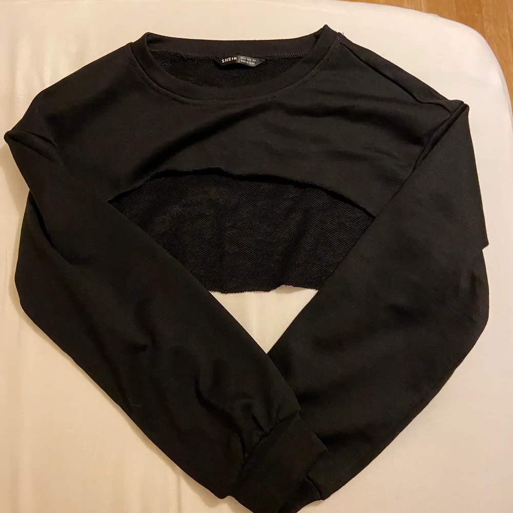 Svart croppad sweatshirt som kan användas över ett fint linne☺️ aldrig använt endast testad ❤️ Stl M men passar mig som har XS/S❗️TRYCK EJ PÅ KÖP NU ❗️. Tröjor & Koftor.