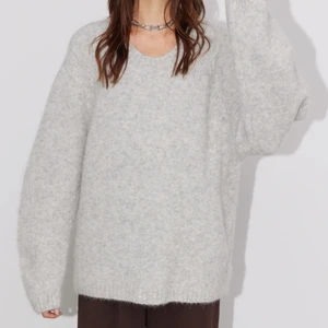 Stickad tröja - Grå stickad tröja från märket Le Ger. I nyskick och storlek 36.