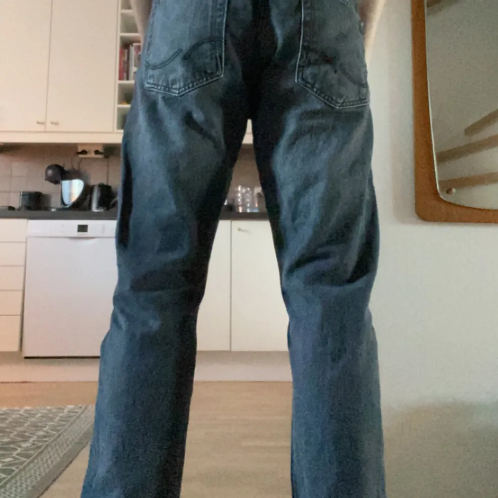Svarta jeans från Jack & Jones. Säljer då jag har tröttnat på dom. Skick 9/10. Jeans & Byxor.