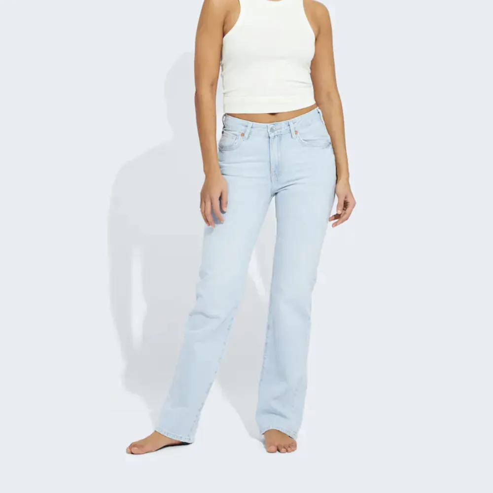 Säljer dessa jeans från bikbok då de inte kommer till användning. Storlek 29/32 men är uppsprättade där nere så de är lite längre. Hör av er vid intresse💞. Jeans & Byxor.
