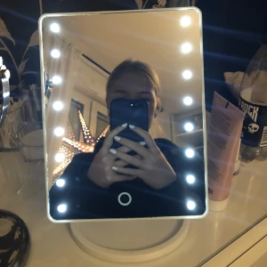 Spegel  - Säljer den här spegeln då jag fick en ny bättre i julklapp. Spegeln är justerbar så man kan dra upp den osv och den går på batteri. 