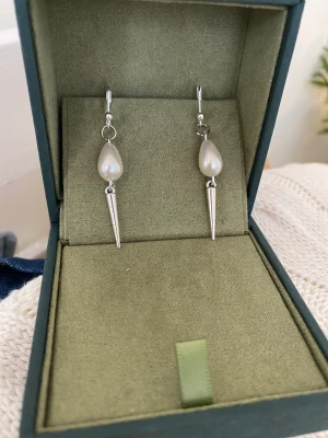 Handgjorda örhängen - Säljer dessa så sjukt snygga örhängen som jag gjort själv, dessa har jag bara ett par av därav att de är lite dyrare än de andra samt att jag inte har bild med de på❤️