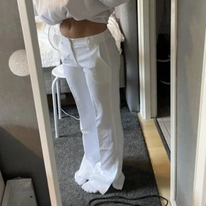 Vita kostymbyxor  - Bilder från förra ägaren! Superfina vita kostymbyxor som tyvärr va försmå, de är lågmidjade och inte genomskinliga🫶🏼stl 34/36 skulle jag säga 