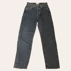 straight jeans från nakd 💙- storlek 36, endast använda få gånger så fortfarande i bra skick!! priset går att diskutera, så kom med egna förslag 😇
