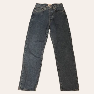 nakd jeans - straight jeans från nakd 💙- storlek 36, endast använda få gånger så fortfarande i bra skick!! priset går att diskutera, så kom med egna förslag 😇