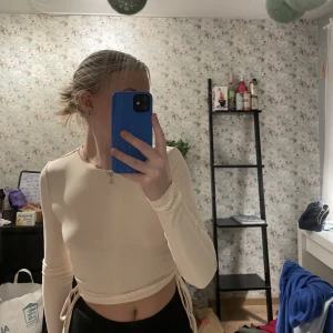 Tröja  - Säljer kläder pga utresning allt är i fint skick, köparen står för frakten 💙 använd 5 ggr Max super fin med band på sidorna 