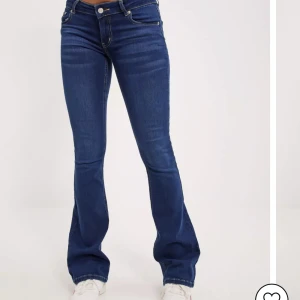 Low Rise jeans - Jag säljer mina bootcut/low rise jeans för att de var lite för stora för mig och kan inte skicka tillbaka dom, så jag tänker säja dom nu de är jätte fina inga hål ingenting som e dåligt med dem men skicka om du vill köpa? Eller buda… de är från nelly🫶🏼