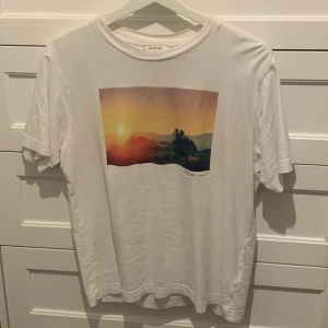 T-Shirt med tryck - Tröjan är i gott skick då den sällan blev använd, storleken är XS men den sitter som en S💕