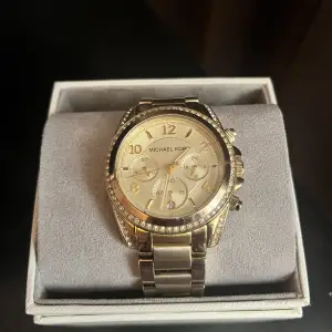 Jättefin klocka från Michael kors säljer pga att jag köpt en ny. Nypris 3000 kr 