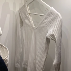 Vit långärmad  - Säljer denna ifrån zara, väldigt fin på