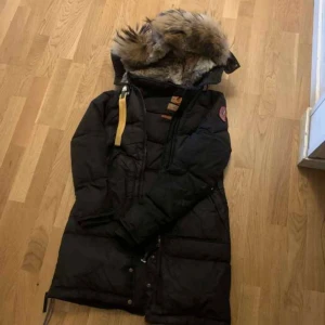 Parajumper Long bear  - Säljer min parajumper som jag fick i julklapp förra året. Den är knappt använd och har ingen användning för den längre. Den är i storlek xs och den passar perfekt. 