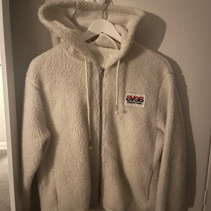 Piléjacka från Svea - Pilé jacka/hoodie från Svea, Storlek XS Köparen står för frakten! 