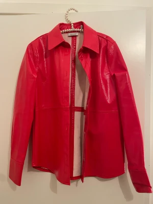 röd ”skinn”jacka💯💯 - röd fake skinn jacka, perfekt till våren. modellen är som en vanlig kavaj :))