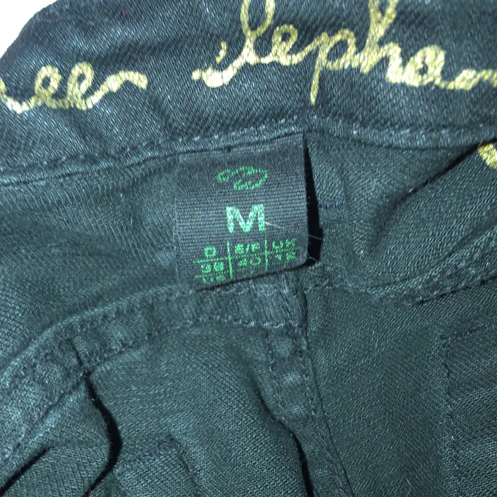 svinsnygga jeans ifrån One Green Elephant köpta på sellpy. Tyvärr va de för små på mig så de är endast testade. De är väldigt låga i midjan💕. Jeans & Byxor.