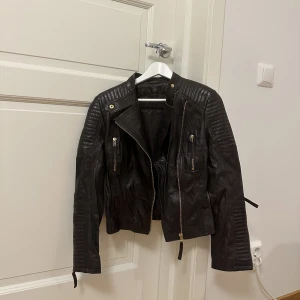 Skinnjacka primeboots - Säljer denna såå coola skinnjackan i äkta skinn från primeboots❤️aldrig använd pga fel storlek! Lite skrynklig just nu där bak pga har varit vikt, men går bort om man hänger upp den. Köpt för 3299kr❤️
