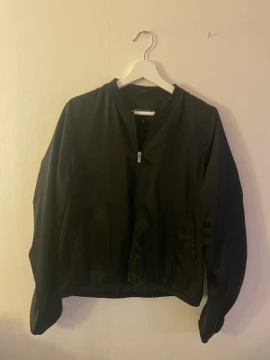 Tunn bomberjacka - Tunn bomberjacka från Rut&Cirkel Knappt använd