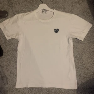 Comme des Garçons t-shirt  - Vit CdG t-shirt i fint skick 8/10. Storlek är S och nypriset är 85$ från ”endclothing.com” 