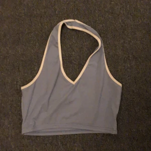 Topp - Topp från shein,inga defekter förutom en röd liten fläck på baksidan (inget mat ser eller tänker på)vid mer frågor o bilder skriv privat,köp inte direkt😆