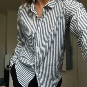 Skjorta - Säljer denna randiga oversize skjorta från H&M! Säljs för 80kr +frakt!🤍