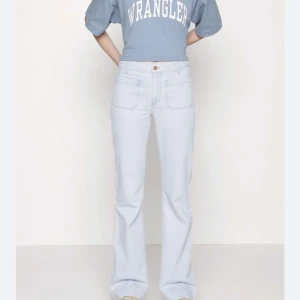 Wrangler jeans - Säljer mina så snygga wrangler jeans! Fick i julklapp men var tyvärr lite för stora mig😭lappen är kvar och byxorna är endast provade, som nya kostar de va 1000kr så säljer för 650kr