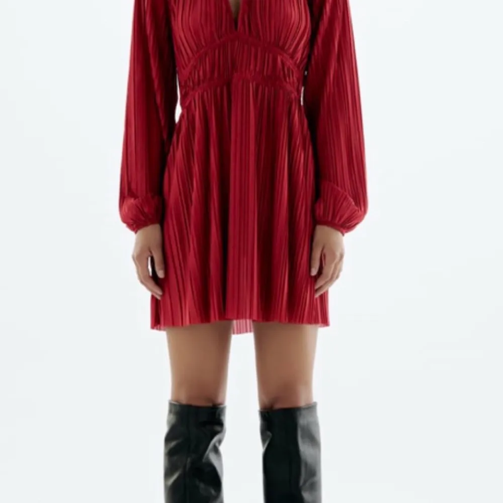 Superfin röd klänning från zara som endast använts 1 gång! Köptes för 300kr . Klänningar.