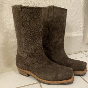 Our Legacy flat toe boots suede - Schyssta Our Legacy mocka boots köpa från Our Legacy Workshop