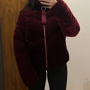 Pufferjacka - Extremt varm sammet pufferjacka. Perfekt nu under vintern! Använd fåtal gånger men känns som ny.