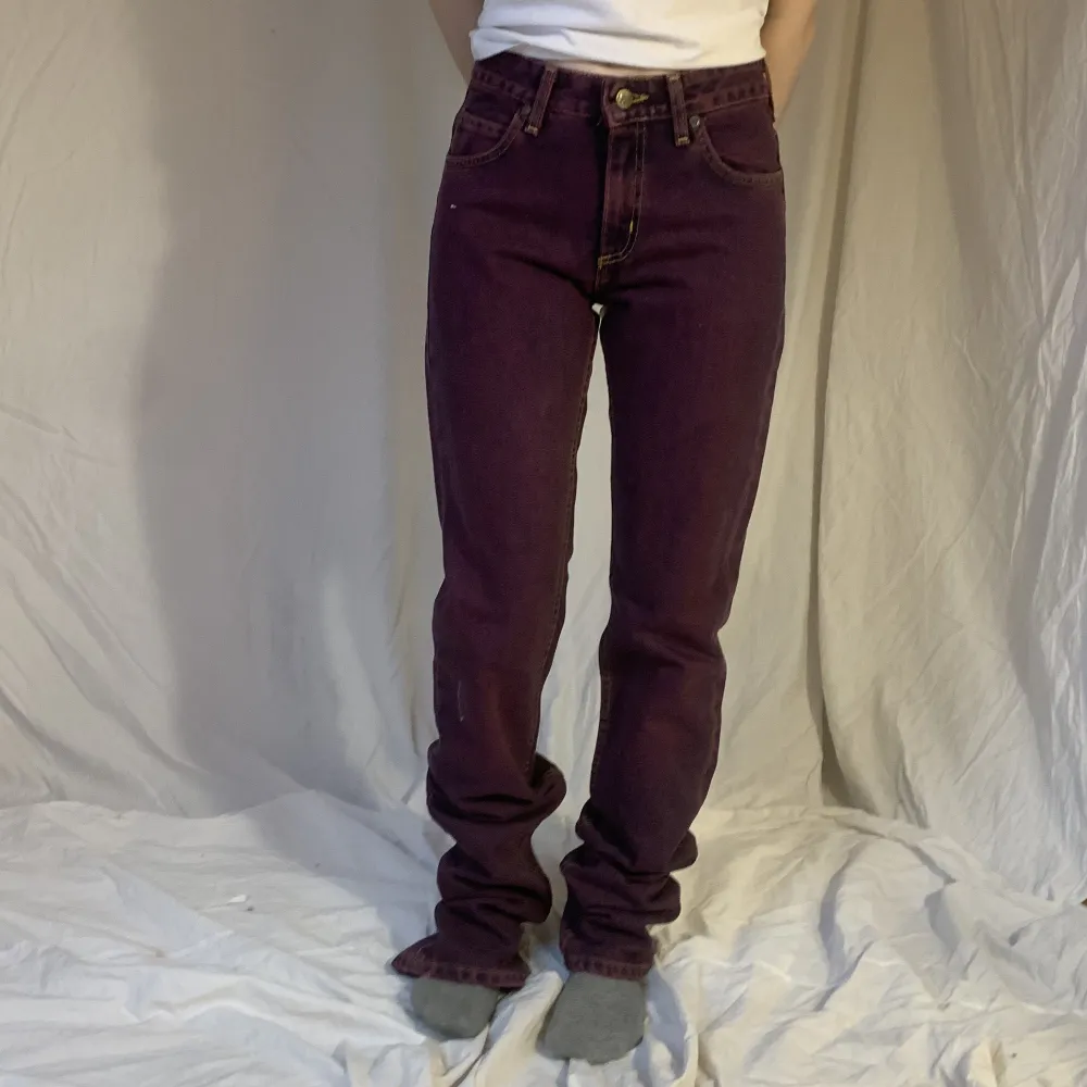 Lee lila jeans, sitter skit snyggt❤️ innerbenet - 98 cm (väldigt långa)😊 midja- 71 cm🥳. Jeans & Byxor.