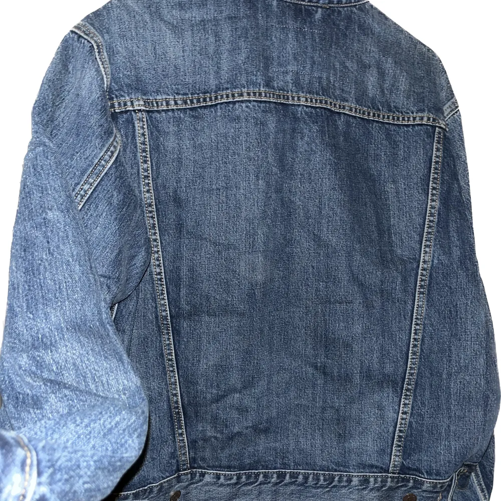 Säljer min nästintill oanvända LEVI'S Original Jeansjacket strl. L - Köpte den för något år sedan i affär men den har mest bara hängt i min garderob där den inte får skina. Finns mer bilder/info & pris kan diskuteras i pm - kan behöva strykas lite ;). Jackor.