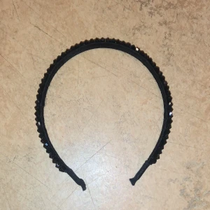  Diadem  - Hej! Säljer den diadem som är tyvärr stor på mig men är jätte fin.🫶🏼