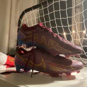 Mbappé’s Nike Vapor 15 Elite i storlek 45! Ingen dustbag eller box tyvärr. Använda fåtal gånger, så de är i jättebra skick. Letar efter Superfly Elites så kan vara intresserad av byten. Pris kan diskuteras och kom med bytförslag! 