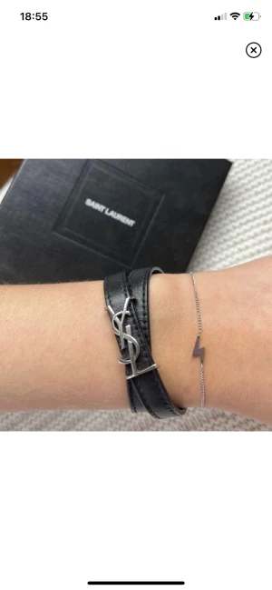 Ysl - Så fint Saint laurent armband, bra skick och köptes för 3500kr på deras hemsida. Box o dustbag och allt ingår