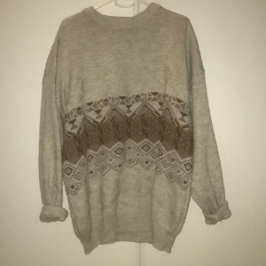 Stickad tröja - Väldigt skön sticks inte! Passar storlek m 