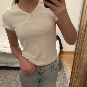 Kappahl vit t-shirt  - köpt frön Kappahl ⚡️använt ett fåtal gånger, kontakta gör mer info 🫶🏼