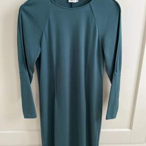 Grön Jersey Seam klänning från Filippa K. Storlek S. Mörkgrön. Fint skick. Bild nr. 2 är lånad för att försöka få en någorlunda rättvis bild av klänningens passform och färg. 
