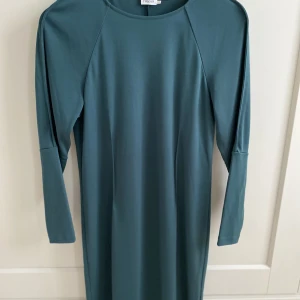 Filippa K Jersey Sean Dress - Grön Jersey Seam klänning från Filippa K. Storlek S. Mörkgrön. Fint skick. Bild nr. 2 är lånad för att försöka få en någorlunda rättvis bild av klänningens passform och färg. 