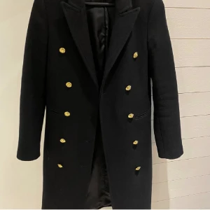 Kappa med guldknappar - Jättefin kappa i svart med guldknappar. Har knappt används så kappan är i jättefint skick. Storlek XS.