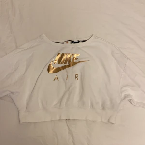 Nike tröja - Använd några gånger men har gått upp lite lite i ena sömnen på sidan. Det går absolut att sy ihop fint på egen hand. Storlek s 