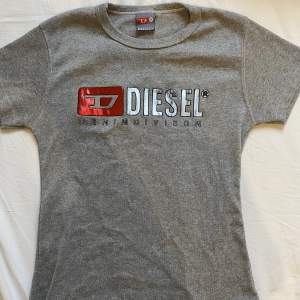 Grå diesel T-shirt men röd detalj. Köpt på plick men aldrig använd av mig.  (Frakt tillkommer)