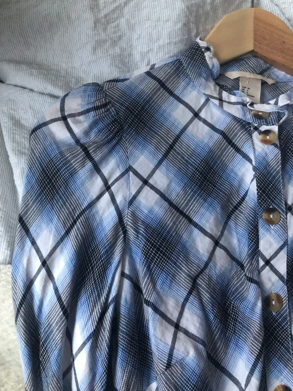 en riktigt nice blus som jag köpte second hand men som jag sen insåg inte riktigt var min stil :/ Kan inte se några skador på den och materialet känns fortfarande mjukt. Blusar.