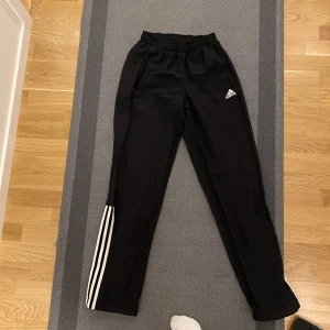 Adidas tränings byxor  - Prassel material 