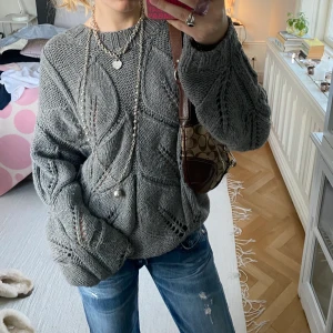 Stickad grå tröja - En supermysig grå stickad tröja, helt oanvänd med lappen kvar🤍🖤