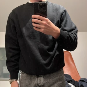 Sweatshirt  - Svart sweatshirt från weekday. Bra skick utan fläckar. 