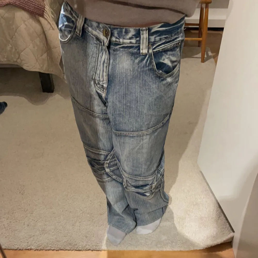 Jeans som inte kommit till användning. Coola detaljer på knäna och jeansen är väldigt baggy. Pris kan diskuteras . Jeans & Byxor.