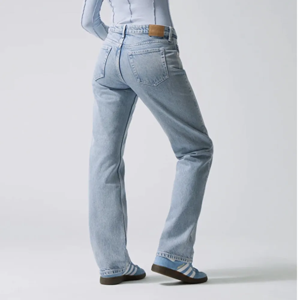 Lågmidjade jeans från weekday i modellen arrow. Färg: summer blue. Nästan aldrig använda pga fel storlek💗 nypris: 590kr. Jeans & Byxor.