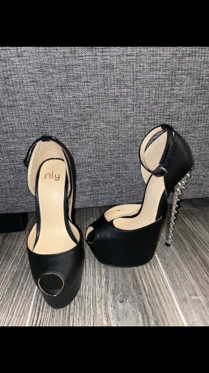 Klackskor  - Svarta klackskor, stolek 35 bra att festa i , knappt använda 