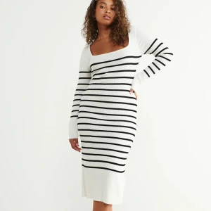 Klänning  - Säljer denna slutsålda klänning från Gina tricot🫶