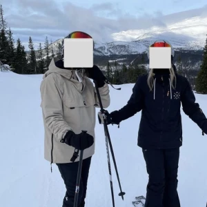 Skidjacka - Säljer dena ascoola skidjackan från dope!! Den är sparsamt använd och inga defekter. Hör av dig om du har frågor!🤍  Säljer även den svarta skidjackan i en annan annons!! Och ett par skidbyxor från dope!