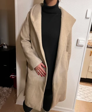 Beige kappa - Säljer beige kappa, använd en gång.