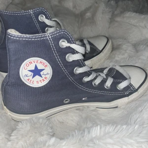 Höga Converse - Säljer ett par Converse som är använda 1 gång då jag råka köpa en storlek för små💕